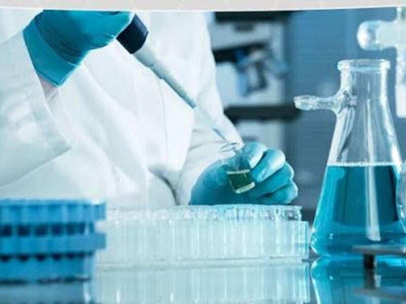 Científica analizando muestra de agua en laboratorio